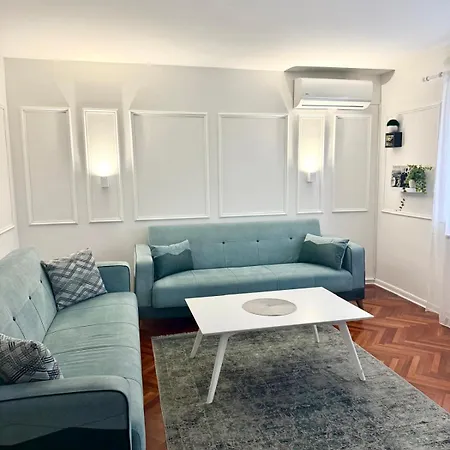 Old Town Apartment *